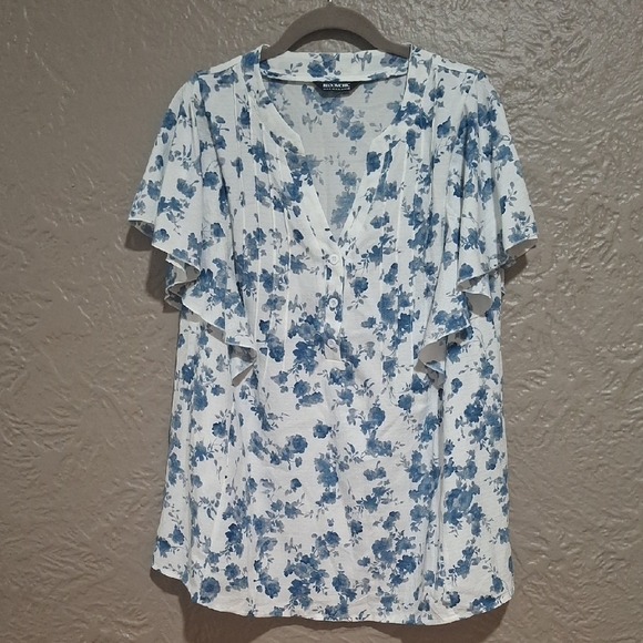 BloomChic Tops - BloomChic Women's Blue and White Floral Blouse Size 14-16